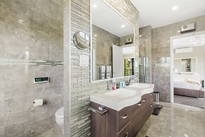 Luxe Whitford Mansion - Pool & Tennis Court
