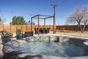 Walpi Ranch - Joshua Tree Getaway W/ Hot Tub, Fire Pit & Bbq! 3 Bedroo