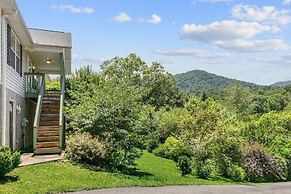 Penny by Avantstay Weaverville Home w/ Mtn Views