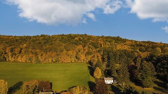 Whitney by Avantstay Private Berkshires Estate