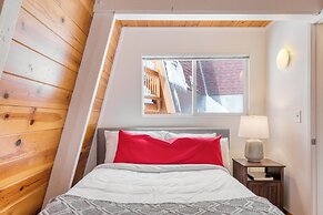 Chickadee by Avantstay Modern A-frame Cabin