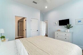 Bottlenose by Avantstay Walk to Miramar Beach