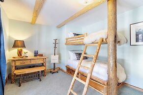 Base Camp by Avantstay Magical Cabin w/ Sauna, Hot Tub & Close to Snow