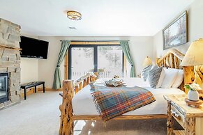 Base Camp by Avantstay Magical Cabin w/ Sauna, Hot Tub & Close to Snow