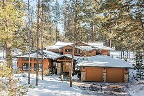 Base Camp by Avantstay Magical Cabin w/ Sauna, Hot Tub & Close to Snow