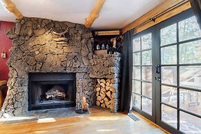 Base Camp by Avantstay Magical Cabin w/ Sauna, Hot Tub & Close to Snow