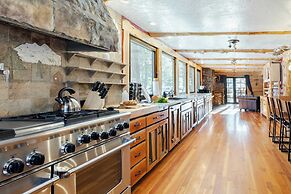 Base Camp by Avantstay Magical Cabin w/ Sauna, Hot Tub & Close to Snow