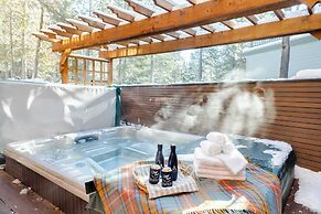 Base Camp by Avantstay Magical Cabin w/ Sauna, Hot Tub & Close to Snow