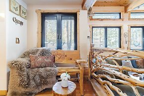 Base Camp by Avantstay Magical Cabin w/ Sauna, Hot Tub & Close to Snow