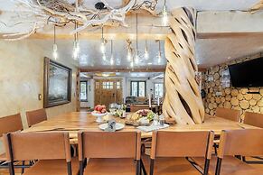 Base Camp by Avantstay Magical Cabin w/ Sauna, Hot Tub & Close to Snow