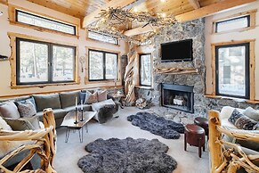 Base Camp by Avantstay Magical Cabin w/ Sauna, Hot Tub & Close to Snow