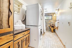 Base Camp by Avantstay Magical Cabin w/ Sauna, Hot Tub & Close to Snow