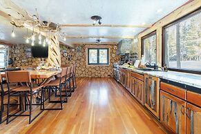 Base Camp by Avantstay Magical Cabin w/ Sauna, Hot Tub & Close to Snow