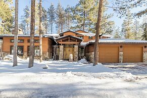 Base Camp by Avantstay Magical Cabin w/ Sauna, Hot Tub & Close to Snow