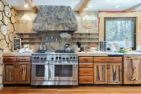 Base Camp by Avantstay Magical Cabin w/ Sauna, Hot Tub & Close to Snow