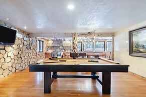 Base Camp by Avantstay Magical Cabin w/ Sauna, Hot Tub & Close to Snow