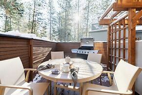 Base Camp by Avantstay Magical Cabin w/ Sauna, Hot Tub & Close to Snow