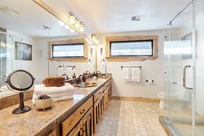 Base Camp by Avantstay Magical Cabin w/ Sauna, Hot Tub & Close to Snow