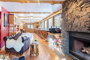 Base Camp by Avantstay Magical Cabin w/ Sauna, Hot Tub & Close to Snow