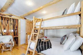 Base Camp by Avantstay Magical Cabin w/ Sauna, Hot Tub & Close to Snow