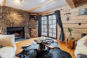 Base Camp by Avantstay Magical Cabin w/ Sauna, Hot Tub & Close to Snow