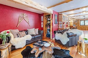 Base Camp by Avantstay Magical Cabin w/ Sauna, Hot Tub & Close to Snow