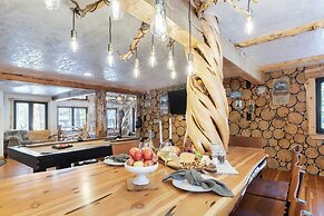 Base Camp by Avantstay Magical Cabin w/ Sauna, Hot Tub & Close to Snow