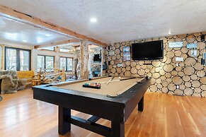 Base Camp by Avantstay Magical Cabin w/ Sauna, Hot Tub & Close to Snow