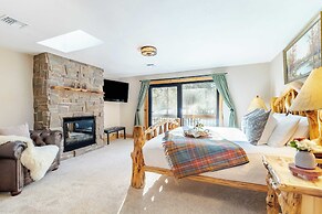 Base Camp by Avantstay Magical Cabin w/ Sauna, Hot Tub & Close to Snow