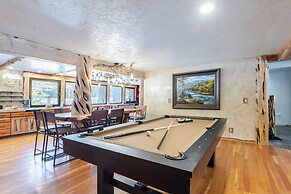 Base Camp by Avantstay Magical Cabin w/ Sauna, Hot Tub & Close to Snow