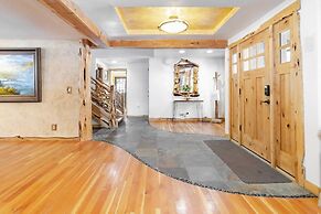 Base Camp by Avantstay Magical Cabin w/ Sauna, Hot Tub & Close to Snow