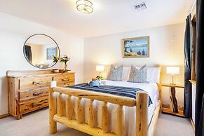 Base Camp by Avantstay Magical Cabin w/ Sauna, Hot Tub & Close to Snow