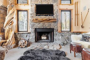 Base Camp by Avantstay Magical Cabin w/ Sauna, Hot Tub & Close to Snow