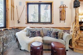 Base Camp by Avantstay Magical Cabin w/ Sauna, Hot Tub & Close to Snow