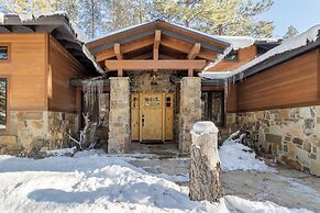 Base Camp by Avantstay Magical Cabin w/ Sauna, Hot Tub & Close to Snow