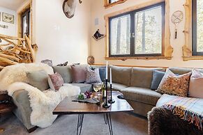 Base Camp by Avantstay Magical Cabin w/ Sauna, Hot Tub & Close to Snow