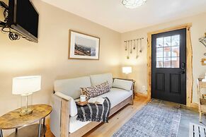 Base Camp by Avantstay Magical Cabin w/ Sauna, Hot Tub & Close to Snow