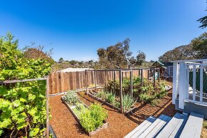 Cozy Oaks - A Coastal Getaway With Idyllic Scenery!