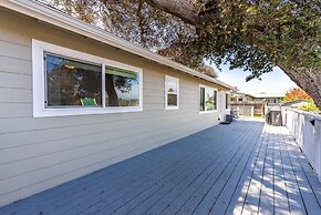 Cozy Oaks - A Coastal Getaway With Idyllic Scenery!