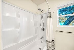 Cozy Oaks - A Coastal Getaway With Idyllic Scenery!