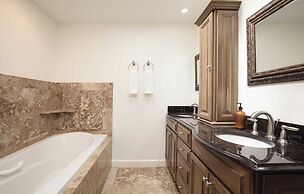 Hilton Lagoon by Avantstay Designer Home w/ Luxe Pool in Hilton Head