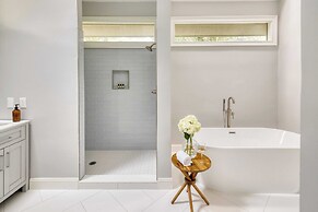 Hilton Ivory by Avantstay Luxe Home + Pool/patio