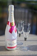 Kannas Mani-Luxury Suites- Adults friendly 14+