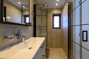 Kannas Mani-Luxury Suites- Adults friendly 14+