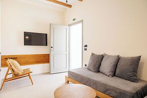 Kouros Blanc Resort & Suites