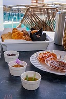 Kouros Blanc Resort & Suites