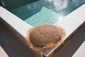 Kouros Blanc Resort & Suites