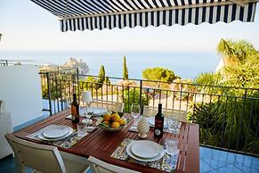 Luxury sea View, With Infinity Pool in Sicily