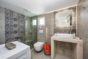 Modern 2 bed Apartment in Downtown of Fira