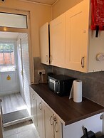 Budget 5-bed Apartment in Barking